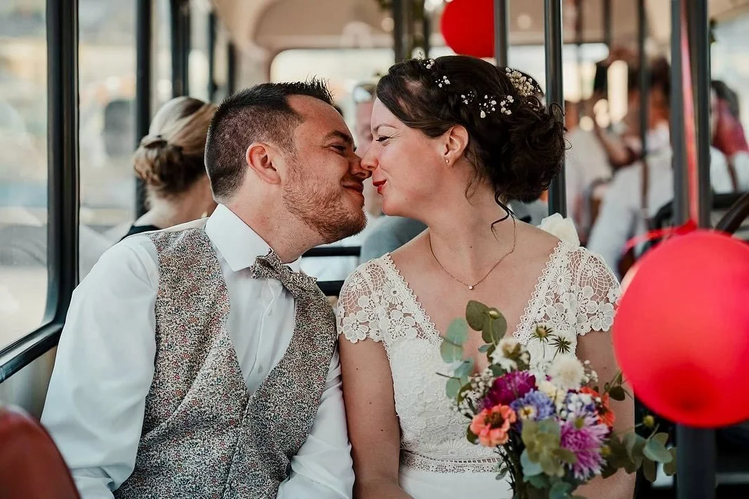 Mariage de Cindy et Fran&ccedil;ois 
.
.
Je n&rsquo;avais jamais fait le trajet avec les mari&eacute;s dans un bus am&eacute;nag&eacute; pour l&rsquo;occasion, voil&agrave; chose faites. Super originale, l&rsquo;id&eacute;e est top !
.
.
www.arnaudch