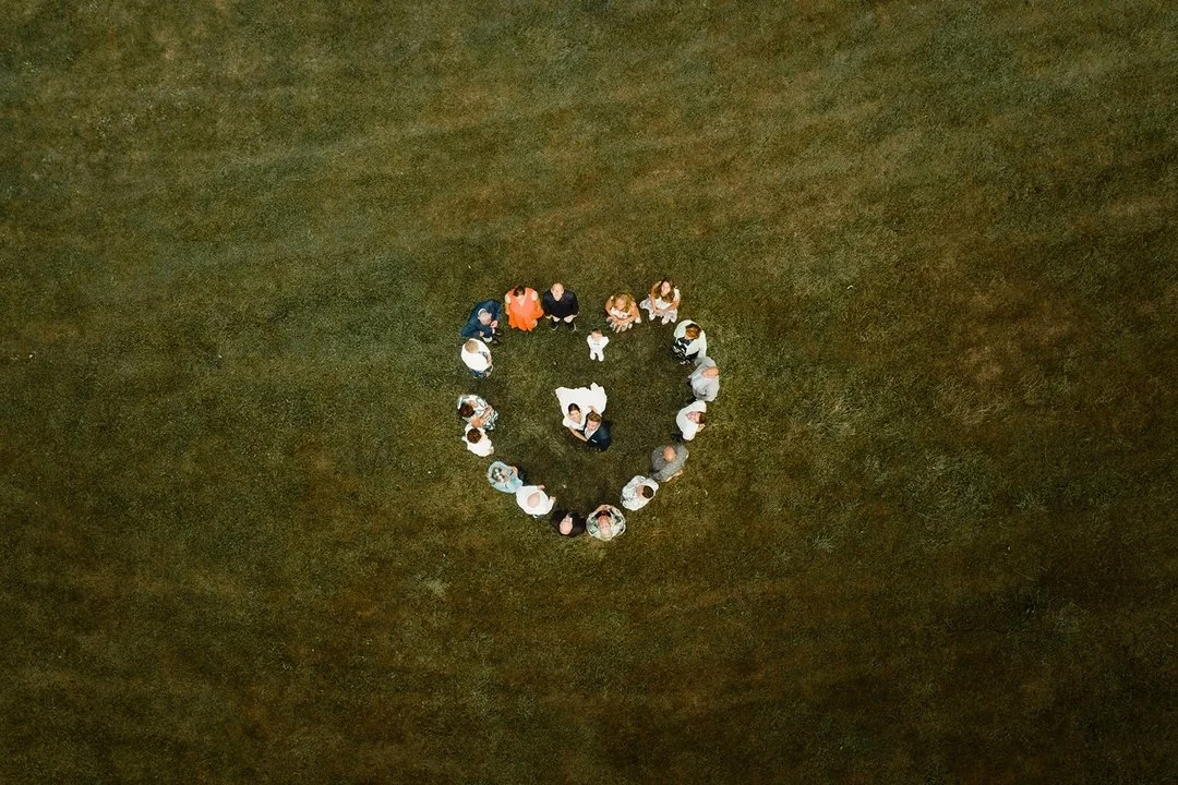 Les mari&eacute;s entour&eacute;s de leur famille, formant un c&oelig;ur &agrave; la fin du cocktail. Un moment  plein de sens, captur&eacute; du ciel. 💫❤️
.
.
.
.
.
#Mariage #PhotographeDeMariage #DronePhotography #FamilyMoment #WeddingInBelgium #P