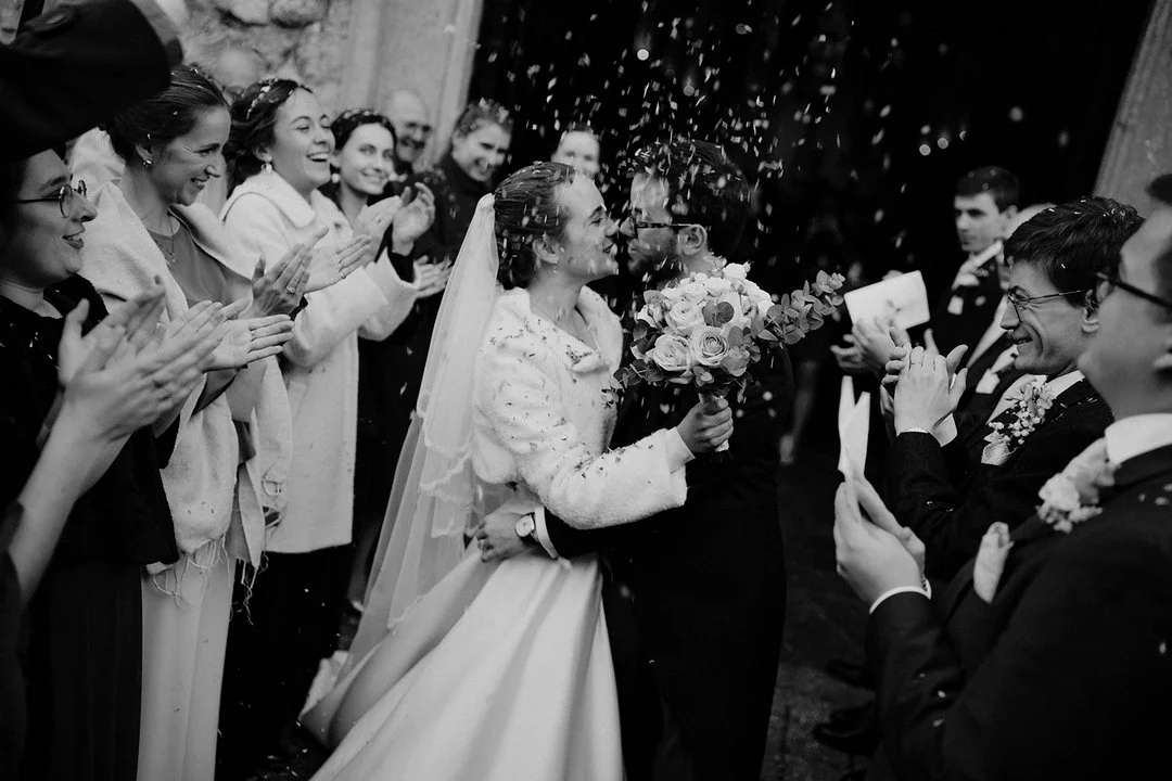 La sortie d'&eacute;glise de Cl&eacute;mence et Hughes-Antoine, un moment intense sous les pierres de cette &eacute;glise magnifique. La foule hyper pr&eacute;sente, l'&eacute;motion palpable, tout &eacute;tait r&eacute;uni pour faire de cette sc&egr