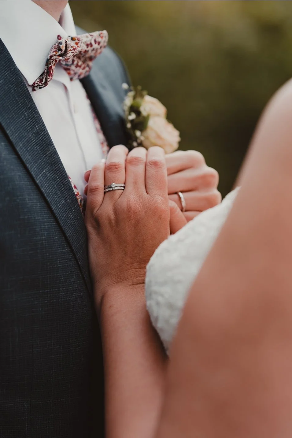 L&rsquo;alliance parfaite. 💍✊

Deux petites bagues, un gros engagement. Et une promesse de toujours avoir une main &agrave; tenir.
@_chlo_collin_ @aureliencolpin

.
#Mariage #PhotographeDeMariage #Alliances #TeamMari&eacute;s #AmourToujours #DuoDeCh