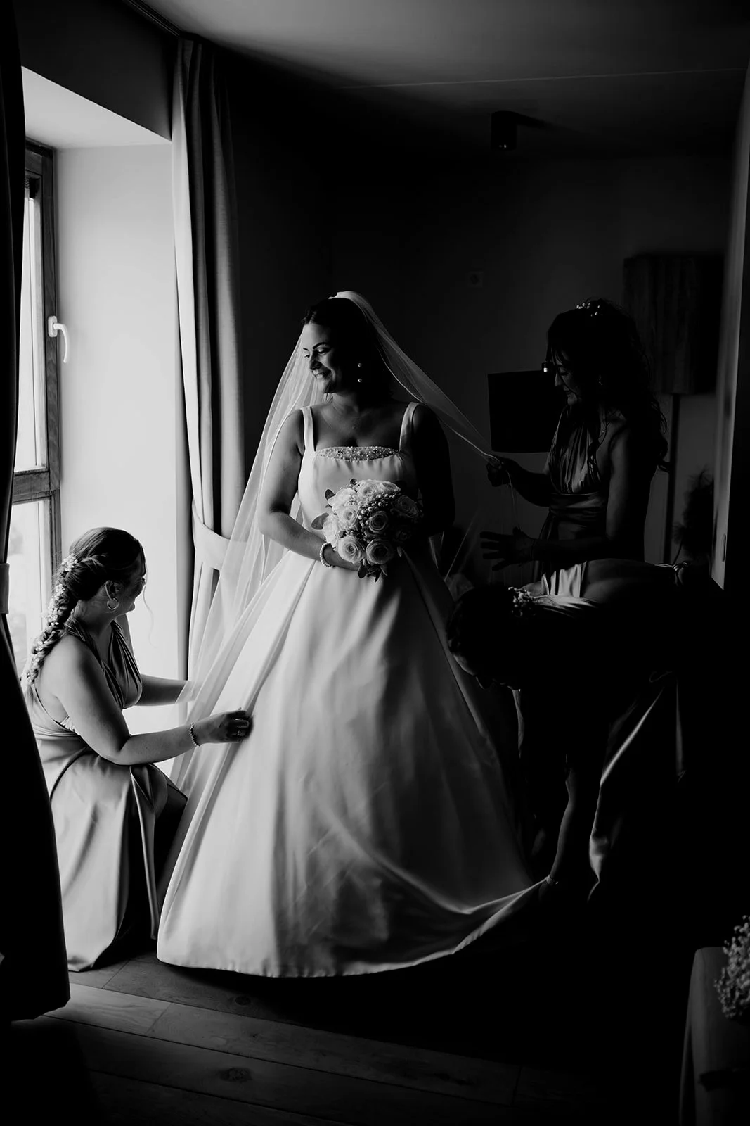 ✨ Les pr&eacute;paratifs de Victoria ✨

Entour&eacute;e de ses demoiselles d&rsquo;honneur, Victoria enfile sa robe sous les rires et l&rsquo;&eacute;motion. Une derni&egrave;re v&eacute;rification, un ajustement de la tra&icirc;ne&hellip; et voil&ag