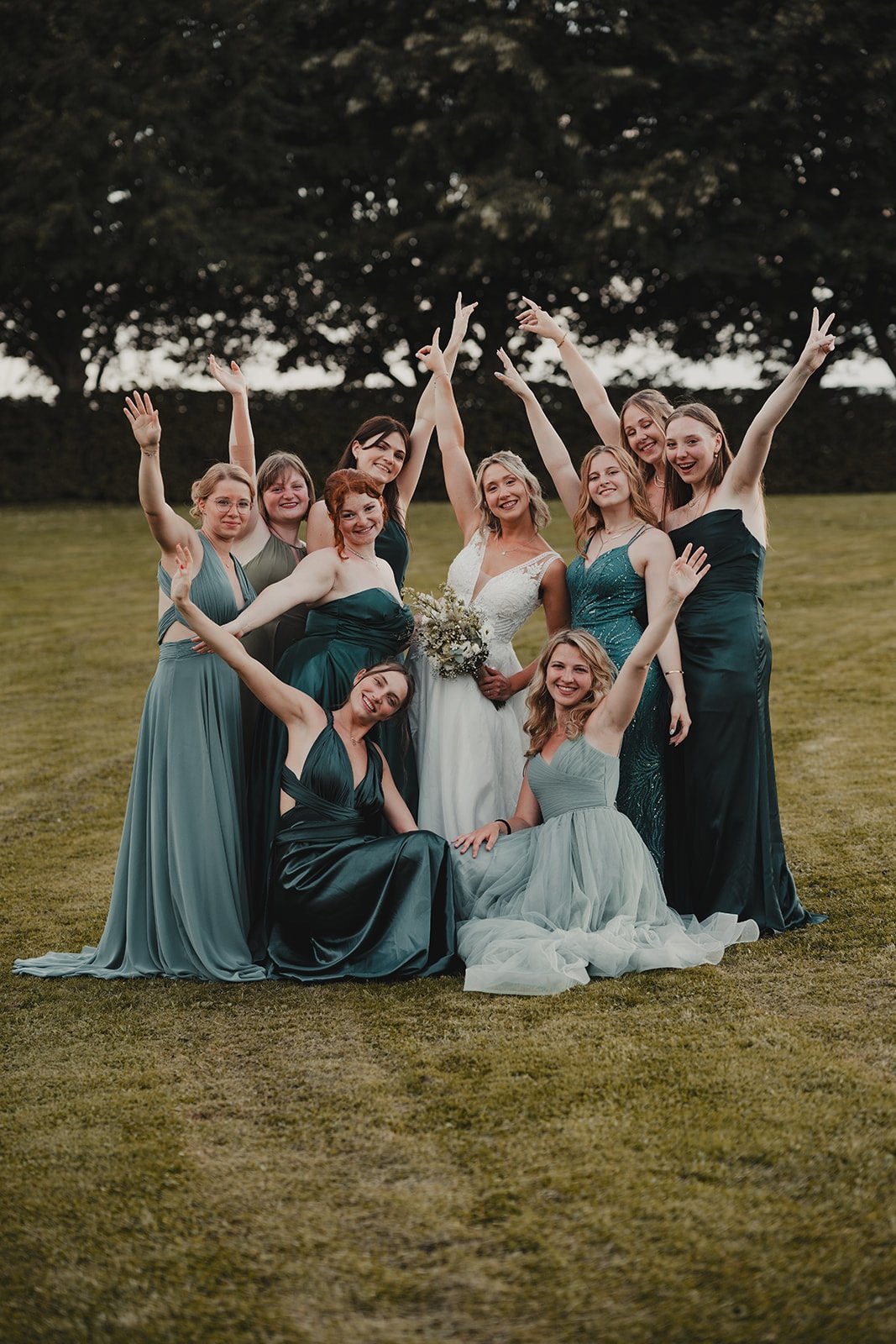 📸 Catherine et sa team de choc ! ✨

Une s&eacute;ance photo entre t&eacute;moins, &ccedil;a donne quoi ? Des fous rires, des poses styl&eacute;es et des souvenirs en b&eacute;ton ! Entre &eacute;clats de rire et instants complices, Catherine et ses 