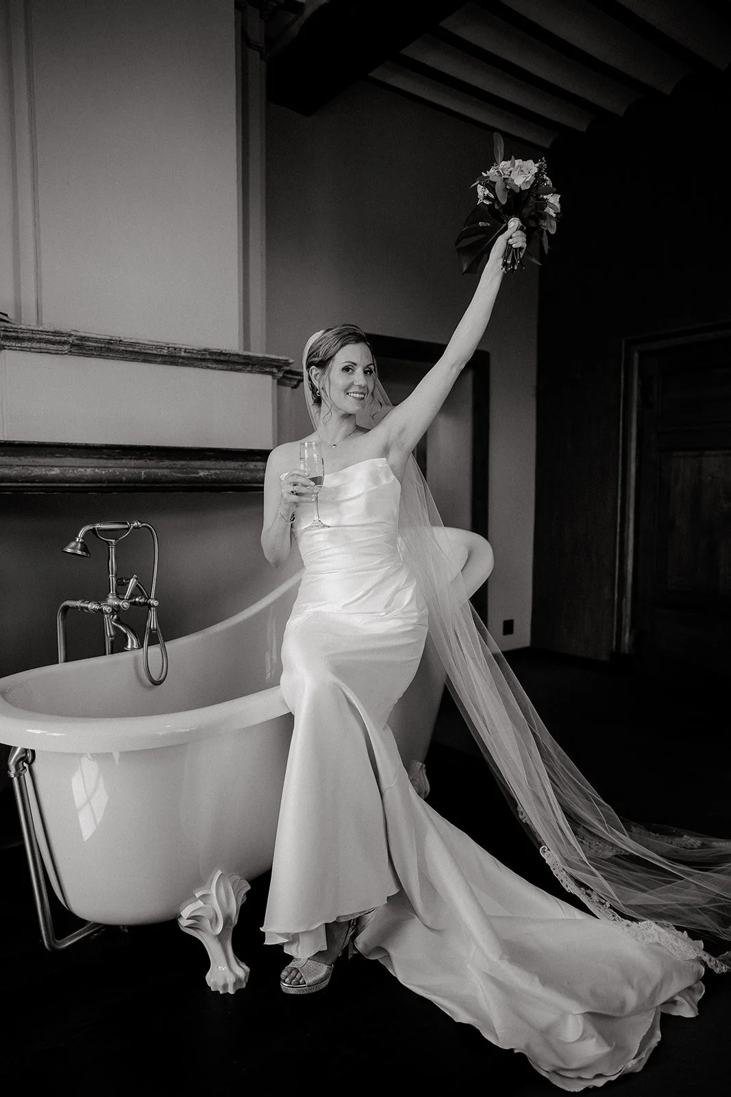 🛁✨ Qui a dit qu&rsquo;une baignoire &eacute;tait faite pour se laver ? Aujourd&rsquo;hui, c&rsquo;est juste le spot parfait pour une mari&eacute;e styl&eacute;e ! Aur&eacute;lie, sublime dans sa robe, pos&eacute;e avec &eacute;l&eacute;gance dans ce