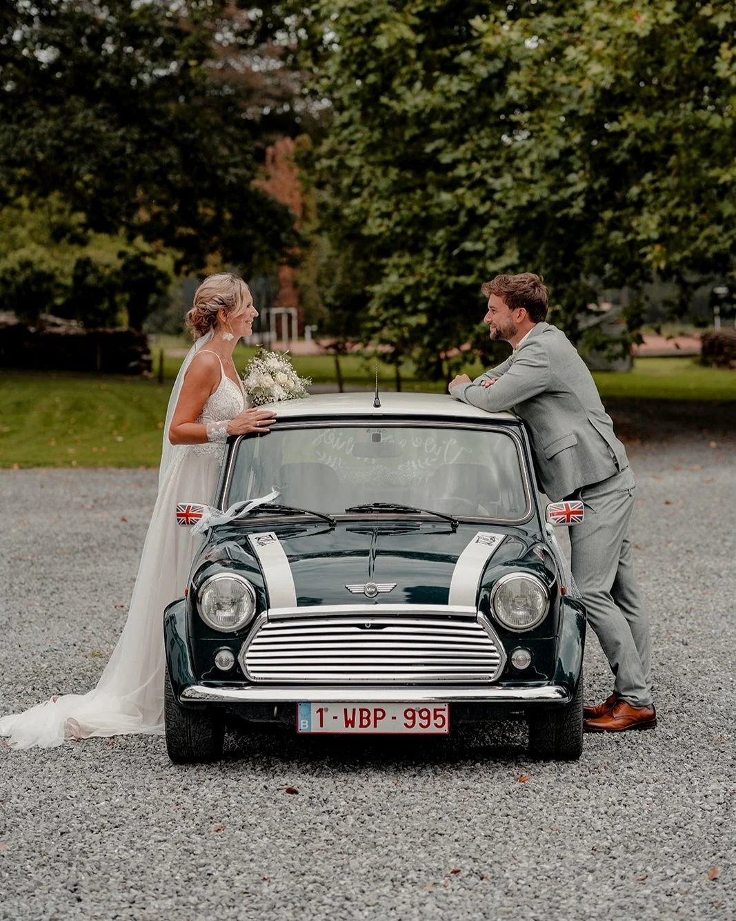 Un mariage, c&rsquo;est pas que des poses fig&eacute;es et des sourires forc&eacute;s. C&rsquo;est aussi des moments o&ugrave; vous &ecirc;tes juste vous, &agrave; faire les andouilles pr&egrave;s d&rsquo;une vieille Mini Cooper. Et franchement, c&rs