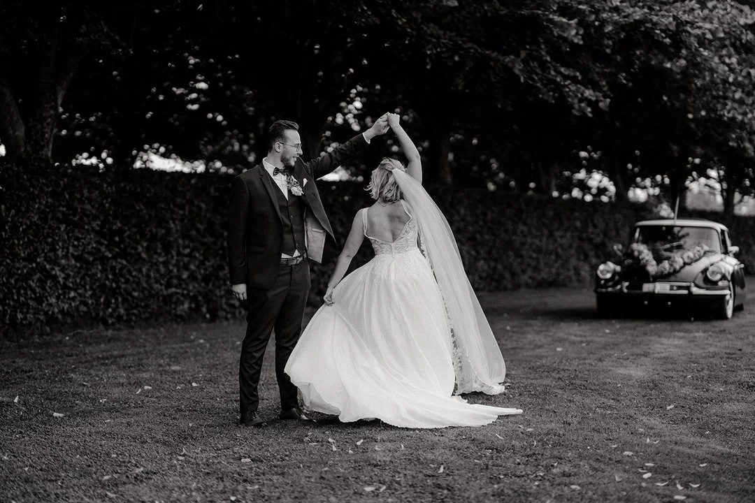 Tourne, tourne, tourne&hellip; et profite ! 

Thomas fait valser Catherine comme si personne ne regardait&hellip; sauf que  j&rsquo;&eacute;tais l&agrave; pour capturer l&rsquo;instant. 😏 Parce que les plus belles photos, ce sont celles o&ugrave; vo