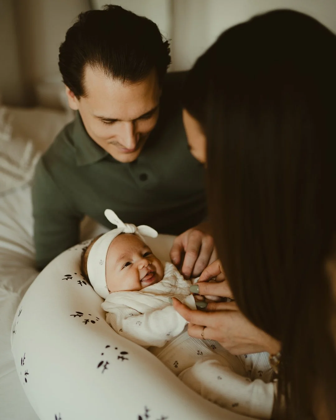 Il y a quelque chose de magique dans les premiers jours &agrave; la maison.
Pas besoin de grand d&eacute;cor, juste un cocon, des regards tendres, et ces petits gestes qui veulent d&eacute;j&agrave; tout dire.
.
.
.
#photographeb&eacute;b&eacute; #ph