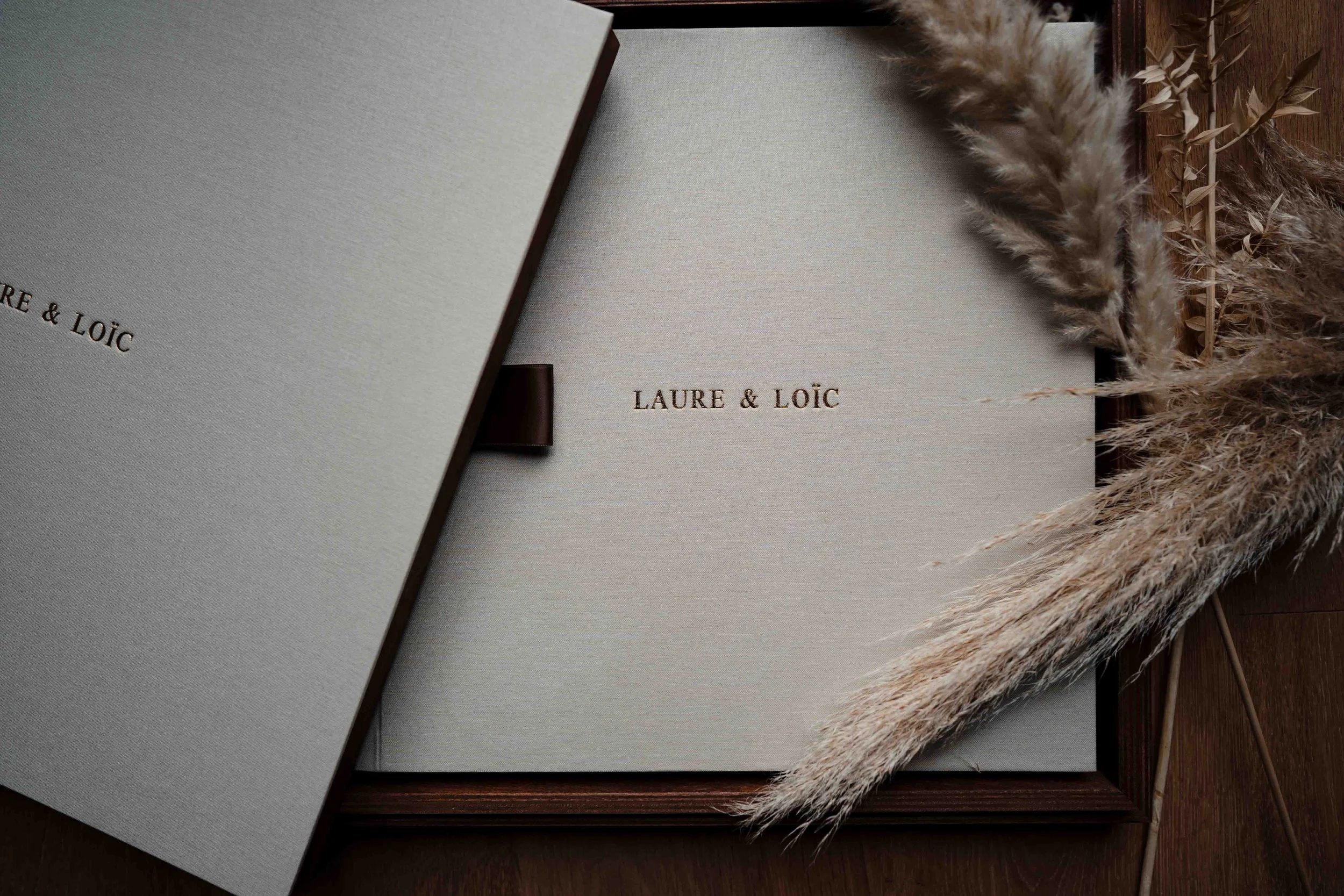 Album de mariage artisanal en papier fine-art, photographié en lumière douce