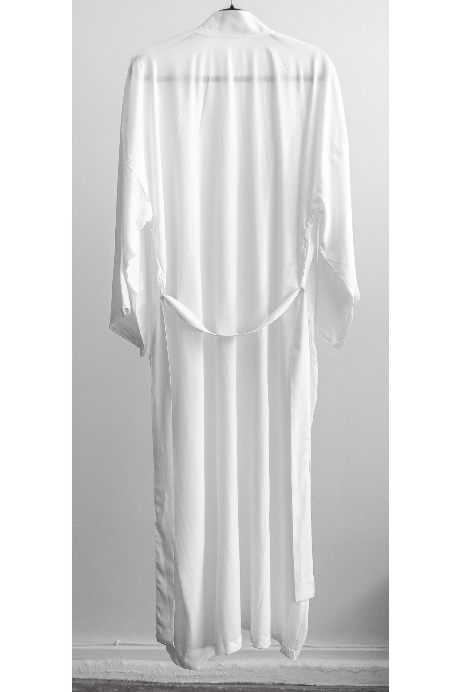 full-length-robe-tifanie-white-studio.jpg