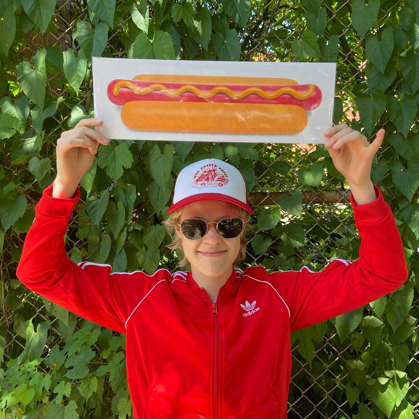 🌭‼️Hot dogs for sale‼️🌭

Come get you glizzy on today at @vicariouslove market from 12-7 ❤️💛 

#gaypride