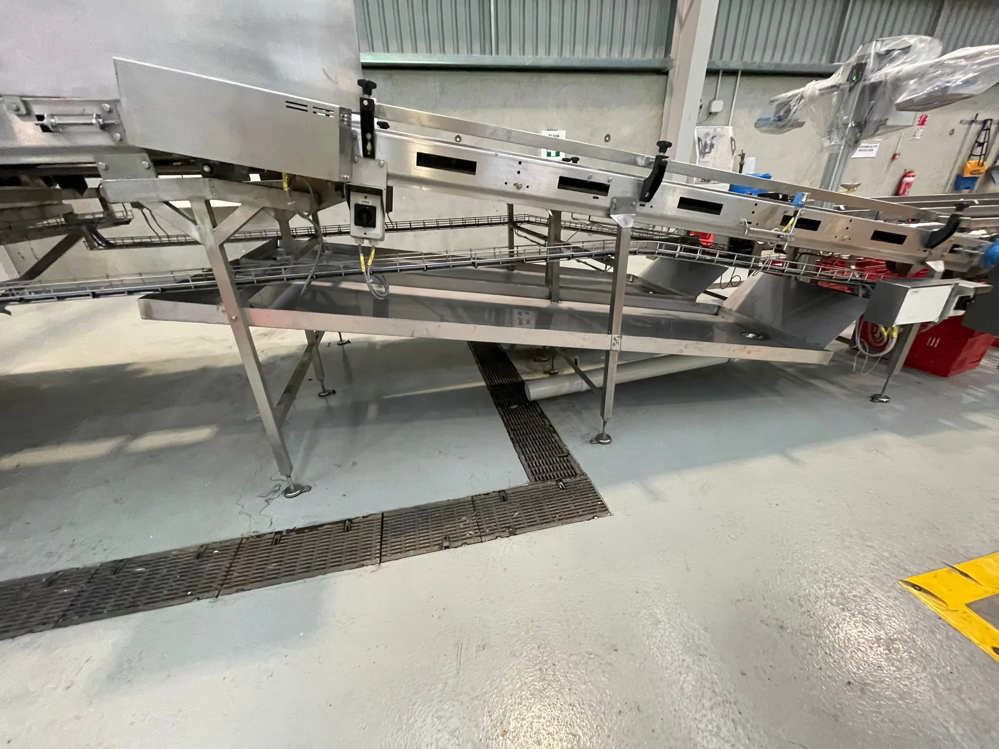 Viscount water dripping protection plates below the conveyor.jpg