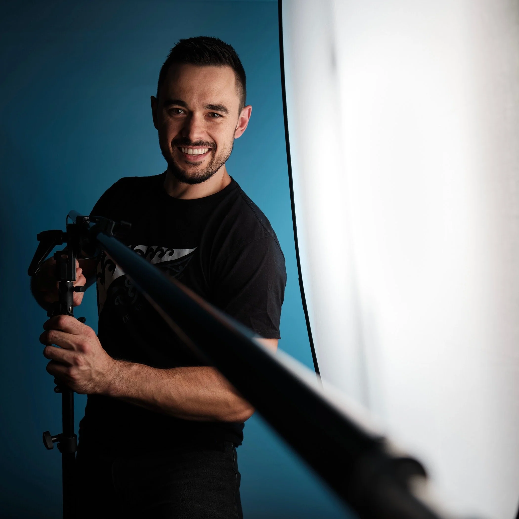 Profesjonalny fotograf Paweł Łappo podczas pracy ze światłem studyjnym w Gdyni – fotografia biznesowa i portretowa