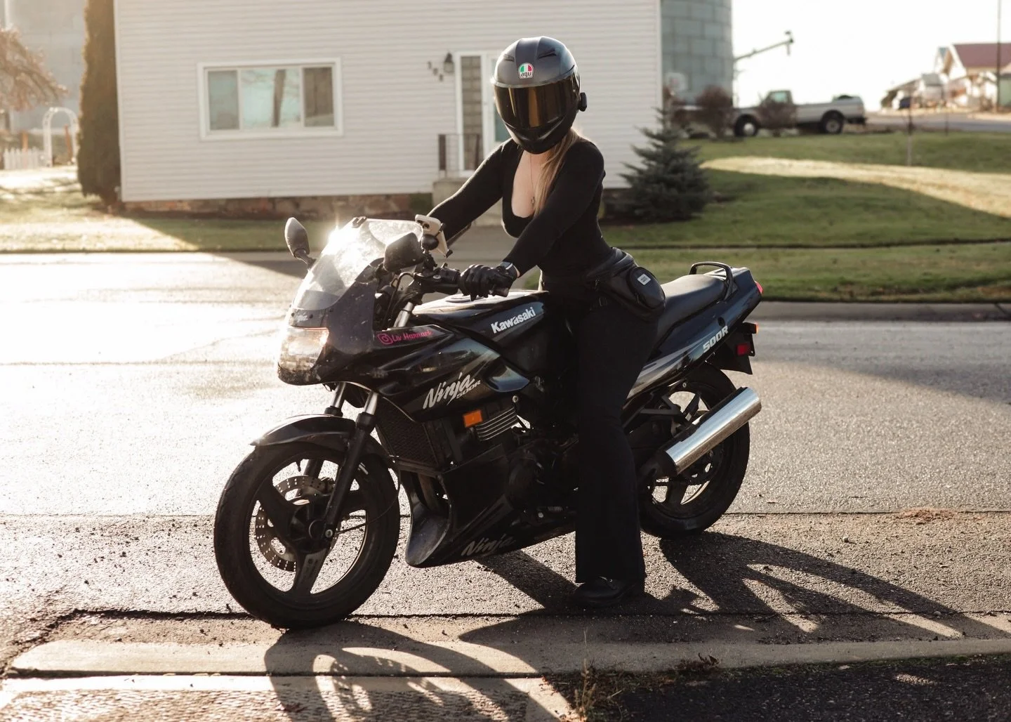 Chasing the sun, not deadlines today ☀️🏍️ (also peep the green Christmas -still not used to it🎄 👀)

@oliviaharnackphotography 
#biker #kawasaki #girlswhoride #motorcycle #bikergirl