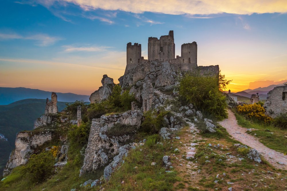 Rocca di Calascio_shutterstock_1159132795.jpg