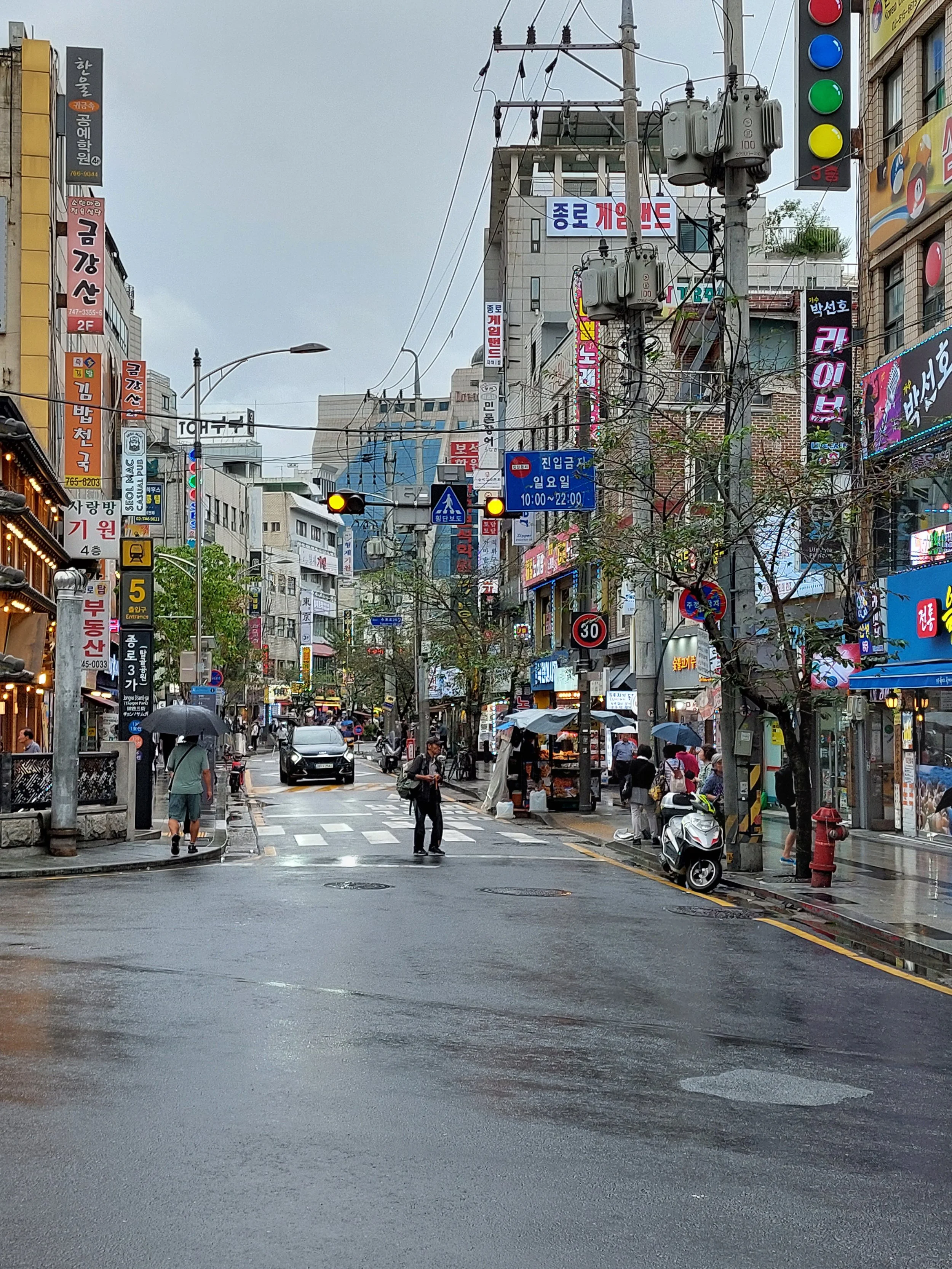 Insadong---one-of-Seoul's-many-vivacious-neighbourhoods.jpg