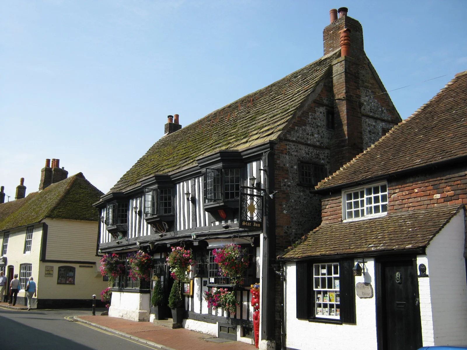 The heritage facade of the Star Inn, Alfriston (image Robert Powell, Wikimedia Commons, CC BY SA 3.0)
