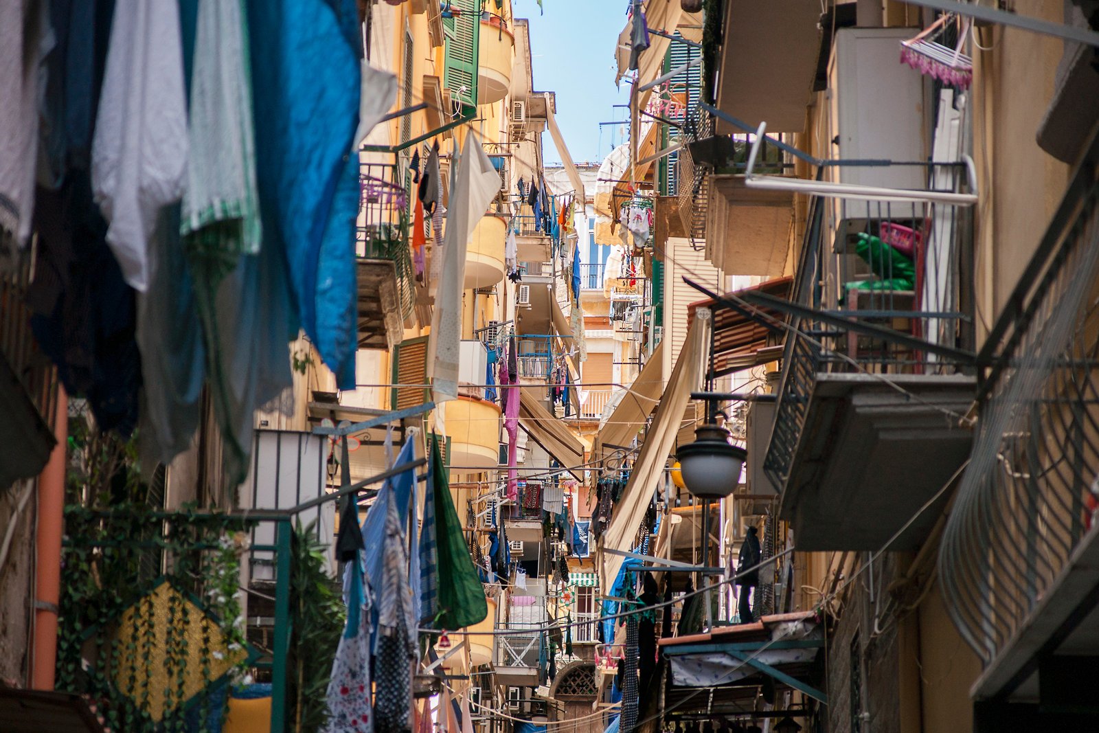 Naples-street-scene_shutterstock_2030012255-web.jpg