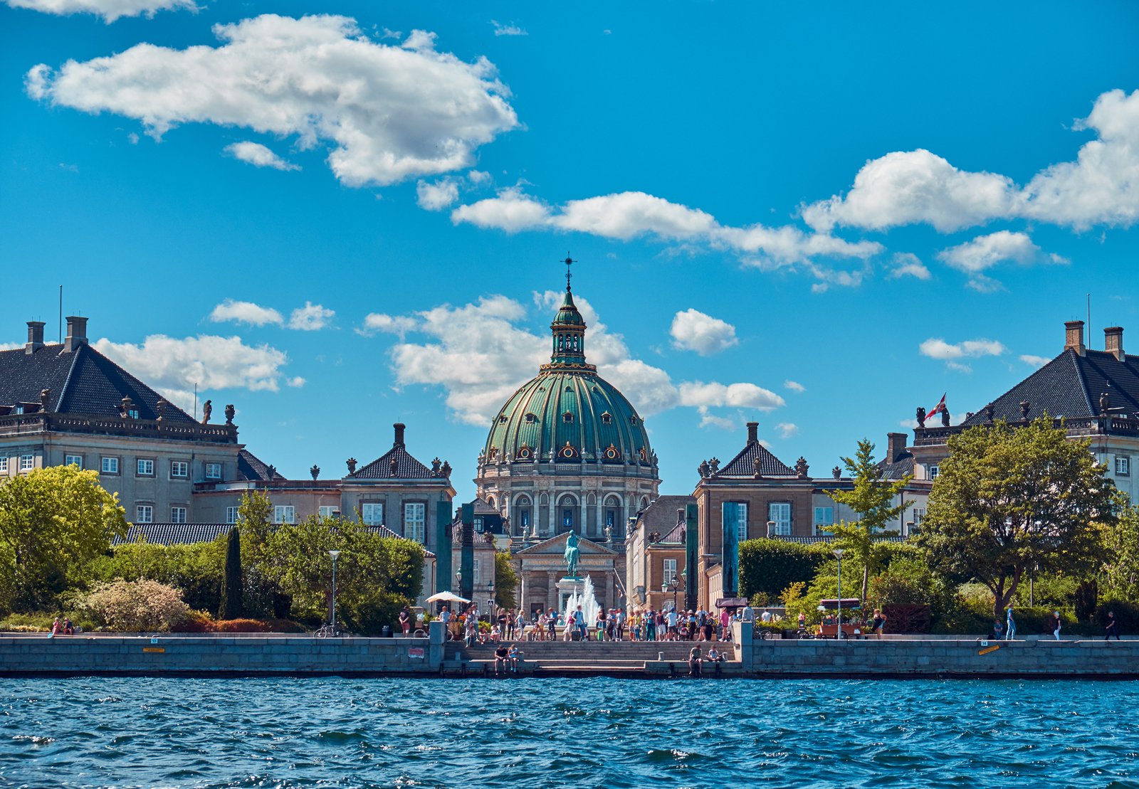 Amalienborg_shutterstock_1438951940-web1600.jpg