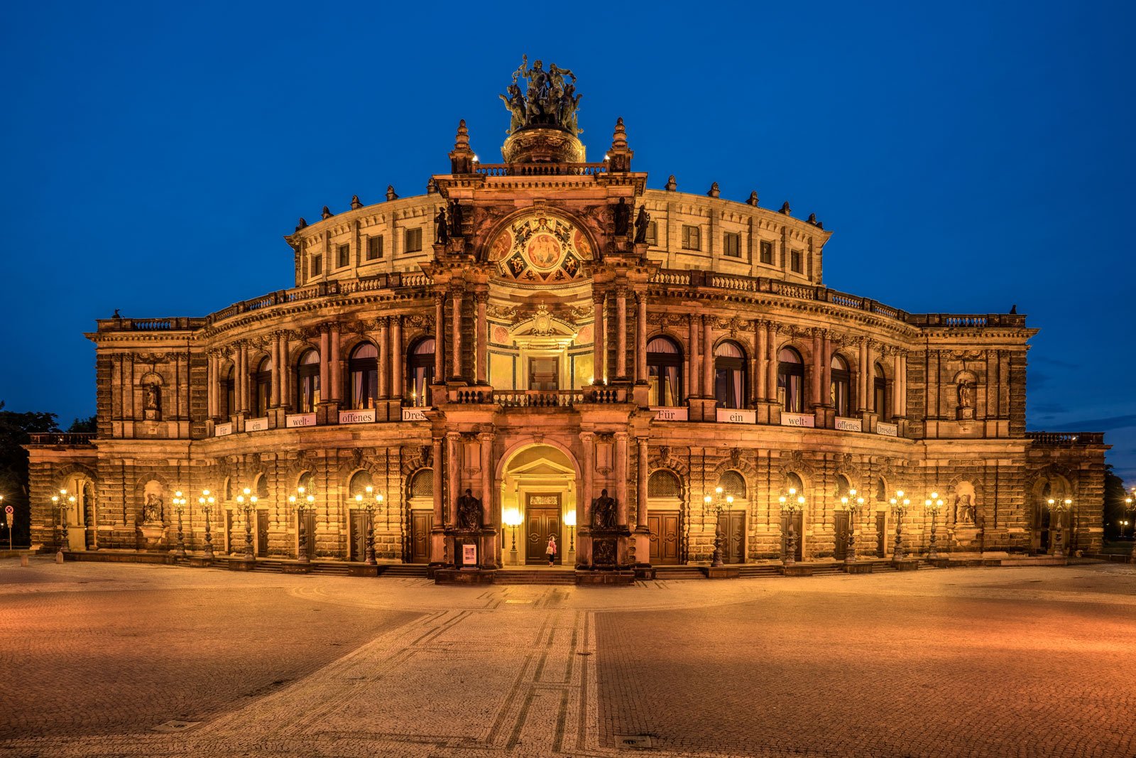 Semperoper Dresden_WEB_shutterstock_745126153.jpg