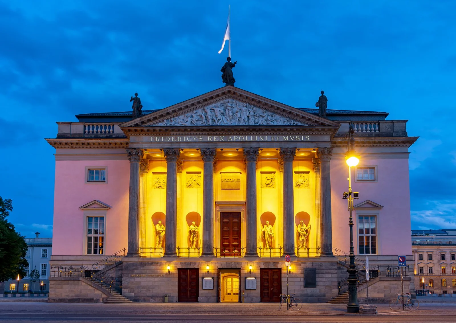 Staatsoper-Berlin_shutterstock_1409801630_web1600.jpg