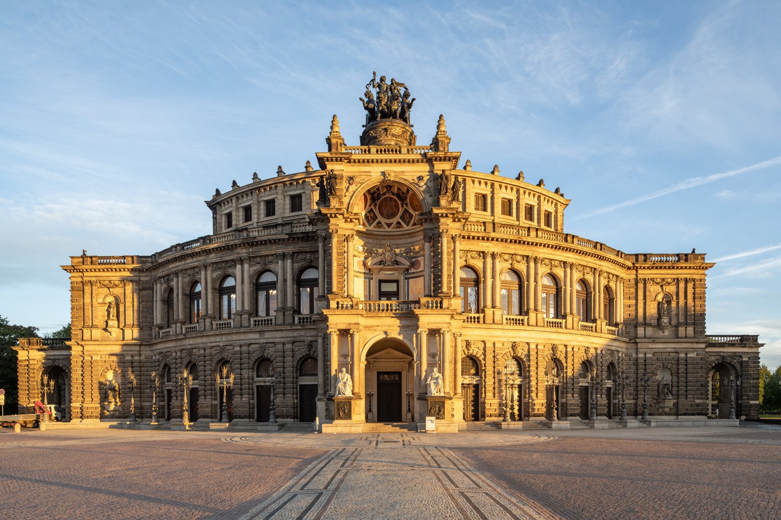 Dresden-Semperoper_shutterstock_2429949295_web1600.jpg