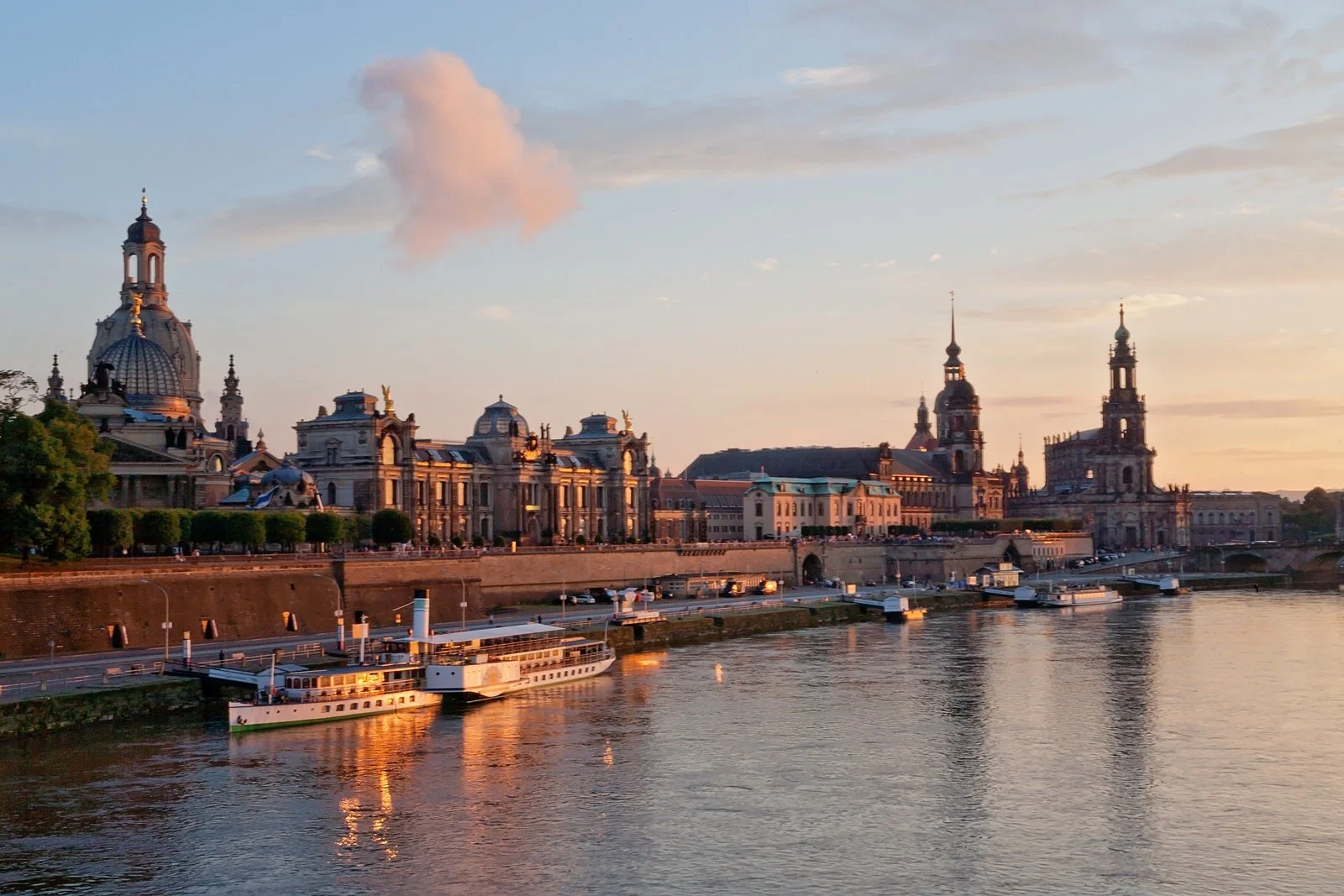 Dresden-view_shutterstock_2671301297_web1600.jpg