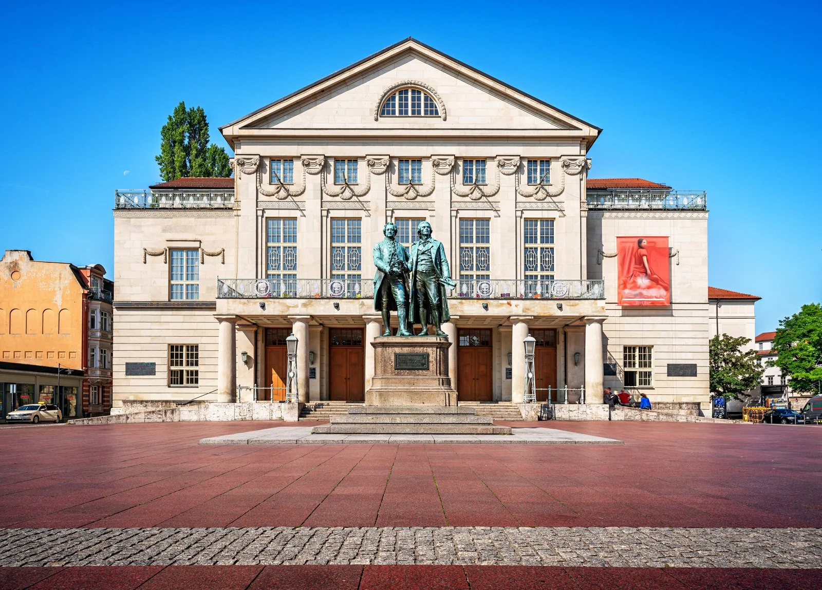 Goethe-Schiller-Monument-Weimar_shutterstock_1722273679_web1600.jpg