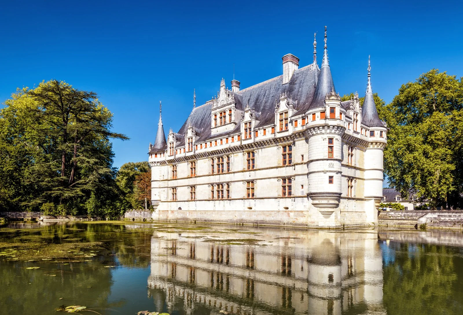 Azay-le-Rideau_shutterstock_625920428-web.jpg