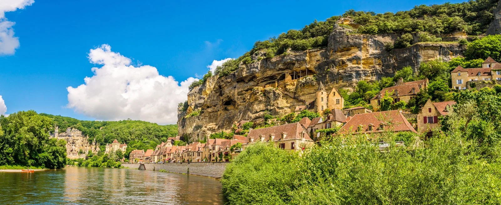 La-Roque-Gageac_shutterstock_2023630316-web.jpg