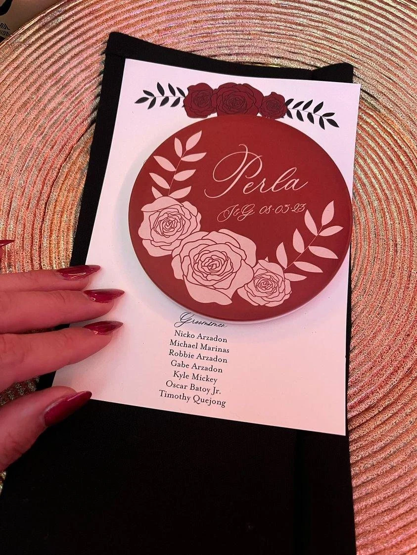 Wedding invitation with floral design and the name Perla, the date August 5, 2023, and a list of groomsmen.