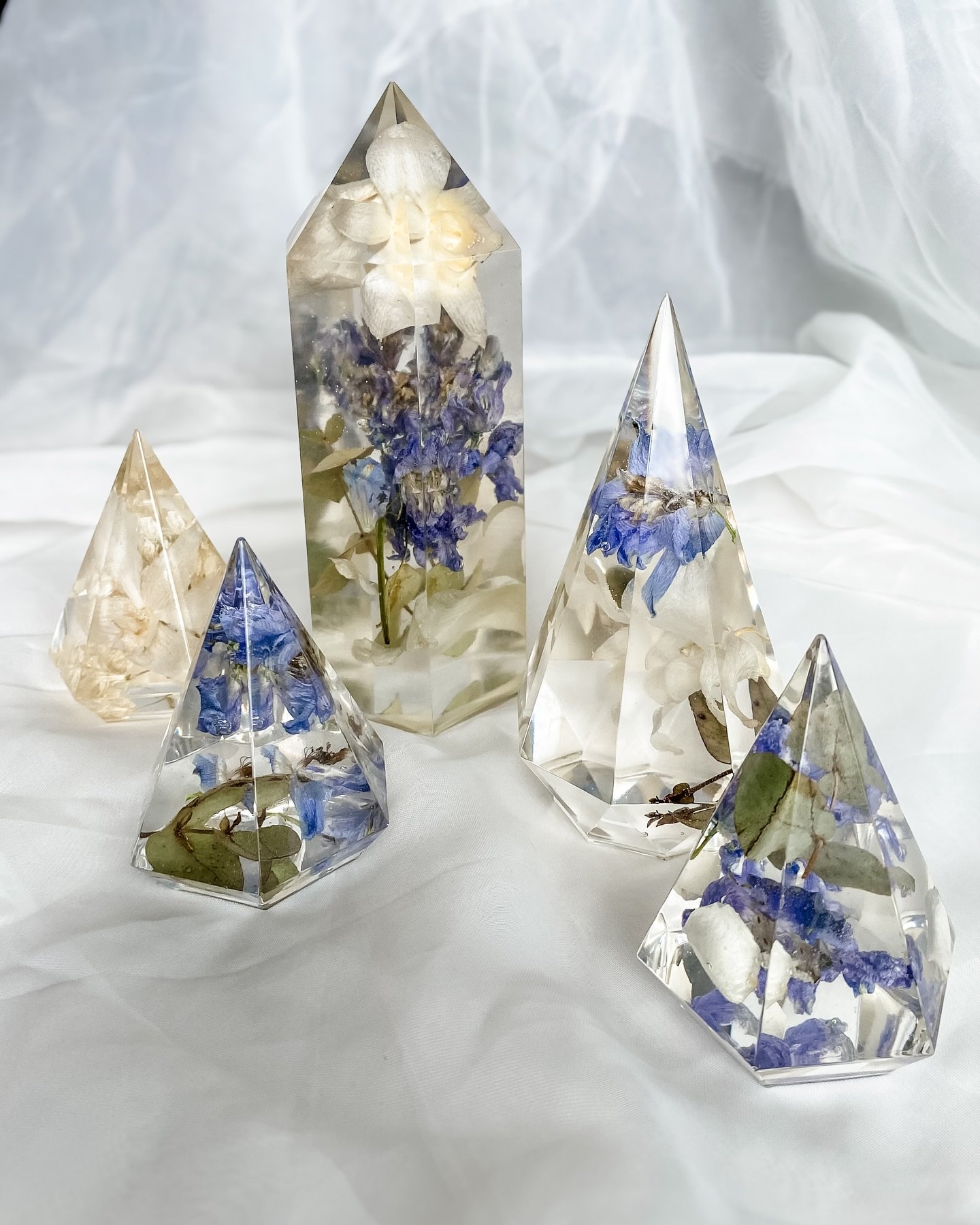 This stunning set, combining a selection of our most popular add on pieces 💎
.
.
.
#frasercoastbusiness #weddingbouquetpreservation #bridaltrends #australianflorist #herveybay #preservedbouquet #2024wedding #2024bride #australianwedding #weddingday 