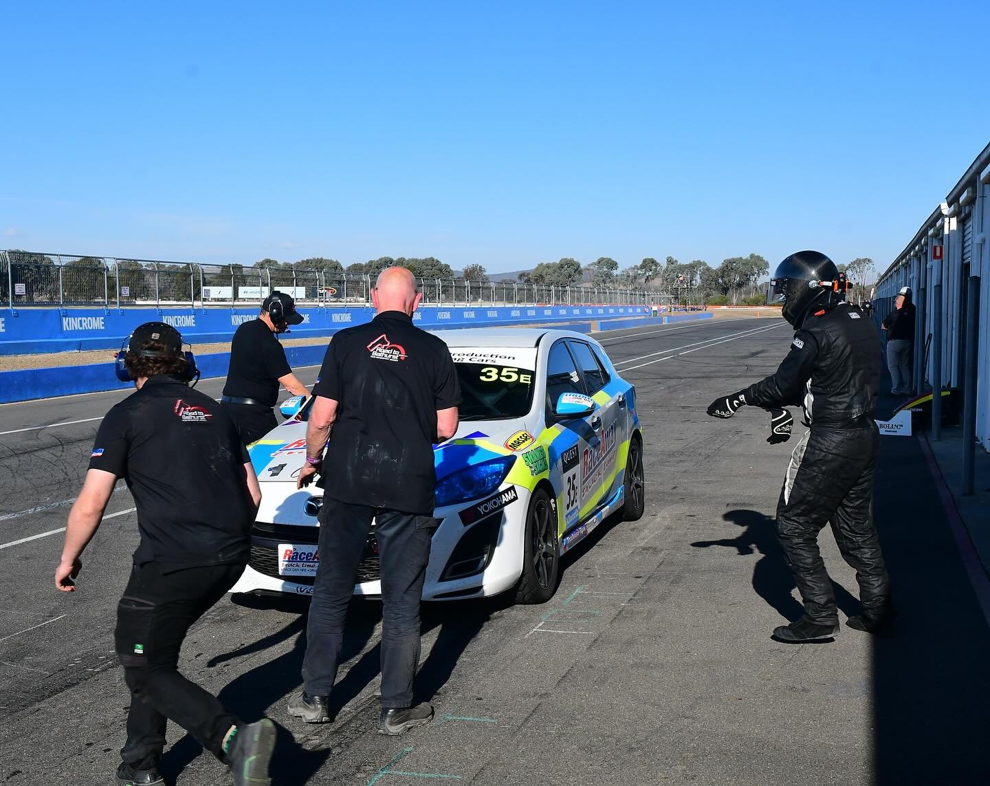 Annnnnd ACTION 

Crew bringing it home for the team over the weekend at the Winton 300 ❤️&zwj;🔥
-
-
#winton #race #raceaway #racetrack #victoria #teamwork #team #crew #mazda #racing #sp25 #production #touring #enduro #endurance #speedlegally #speedd