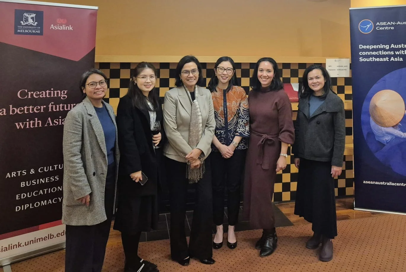  Photos courtesy of Charlotte Setijadi of Indonesian Studies experts and/or academics at the University of Melbourne (Citra Lestari, Trissia Wijaya, Charlotte Setijadi, Ken Setiawan, Amanda Achmadi) with Sri Mulyani Indrawati (in the middle), Indone