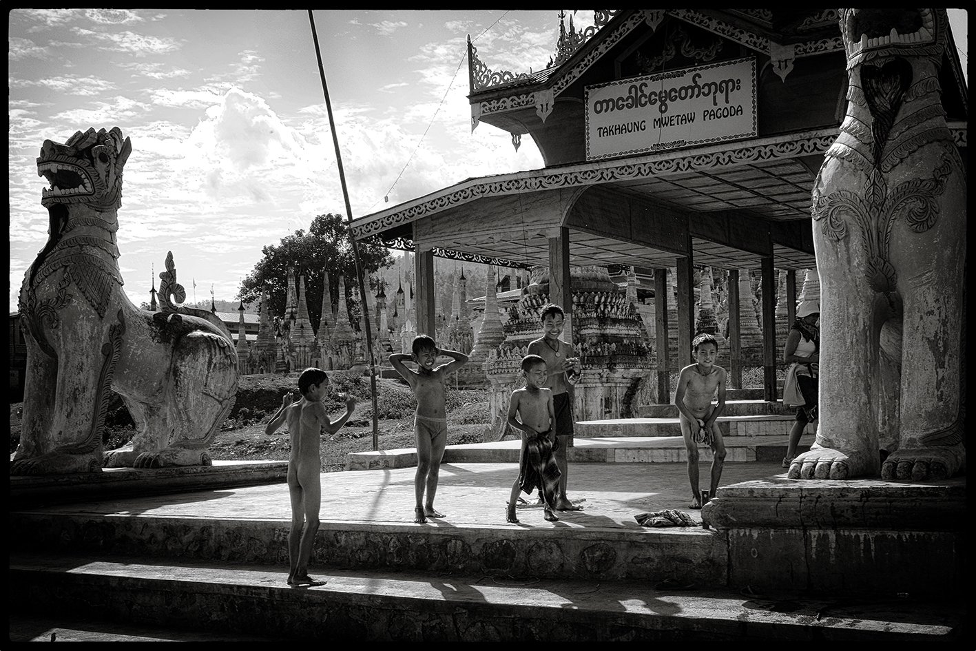 Burma_130301_Inle_EnfantsBaignade_Temple_BW.jpg