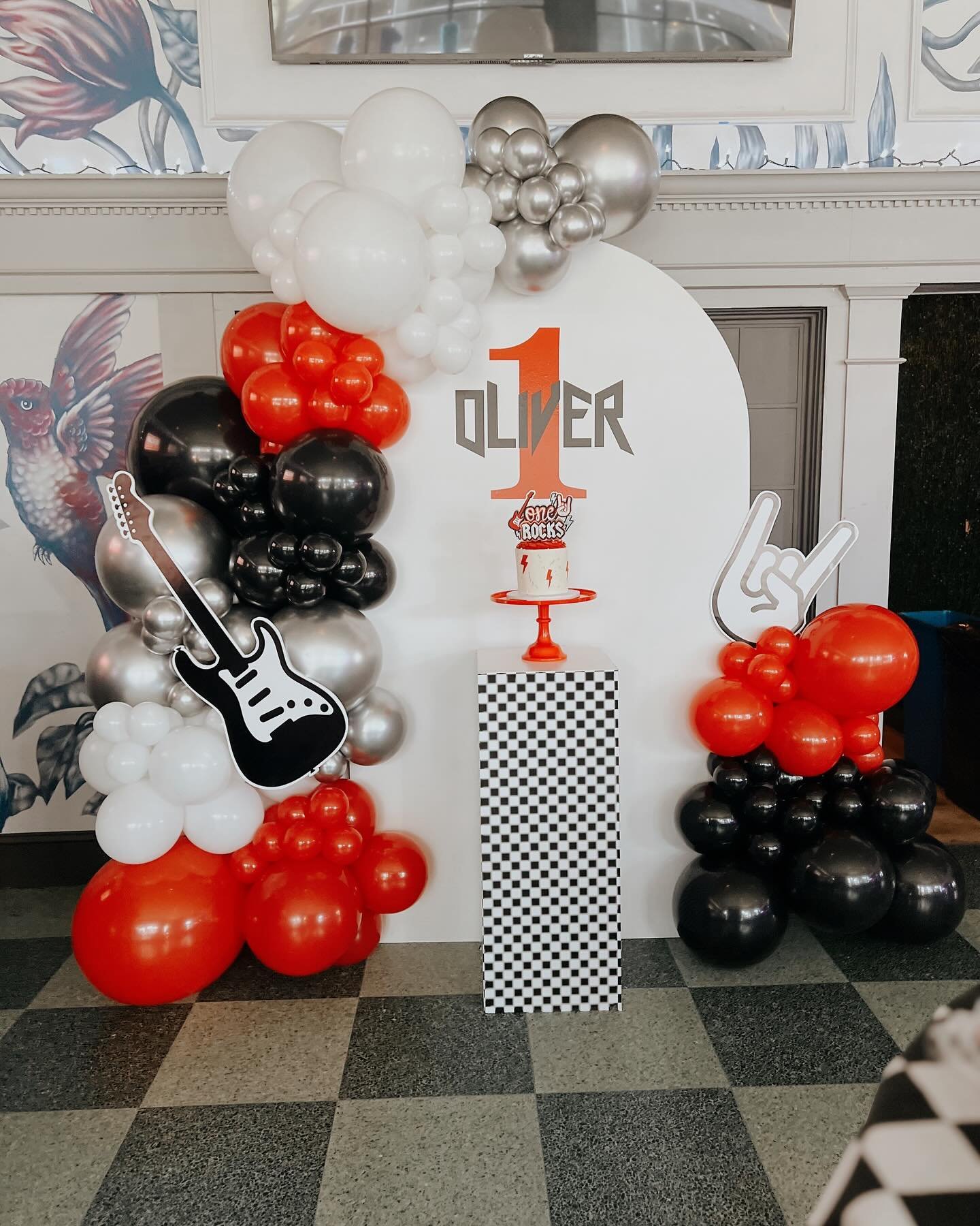Get your air guitars ready! 🎸🤘

We partied like rockstars at Oliver&rsquo;s first birthday party! The pop of red and checkered pattern were the perfect finishing touches for this epic birthday bash.

Need some rockstar energy at your next celebrati