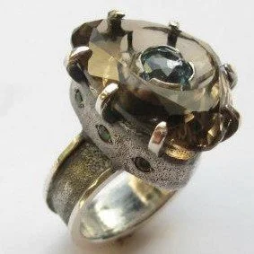 TRIANGLE RONDO RING
