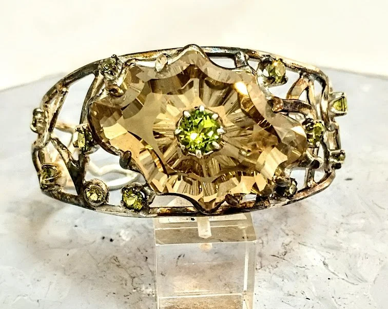 Браслет "Конха" із хрізолітами.    "Conch" bracelet with chrysolites.