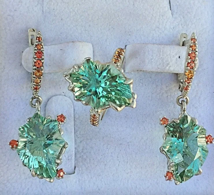 Каблучка і сережки з празіолітами та сапфірами.      Ring and earrings with prasiolites and sapphires.