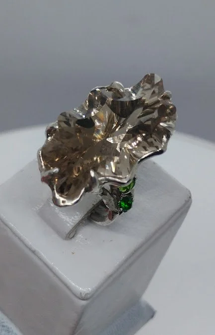 Перстень Конха з хромдіопсідами.Conch ring with chrome diopsides.