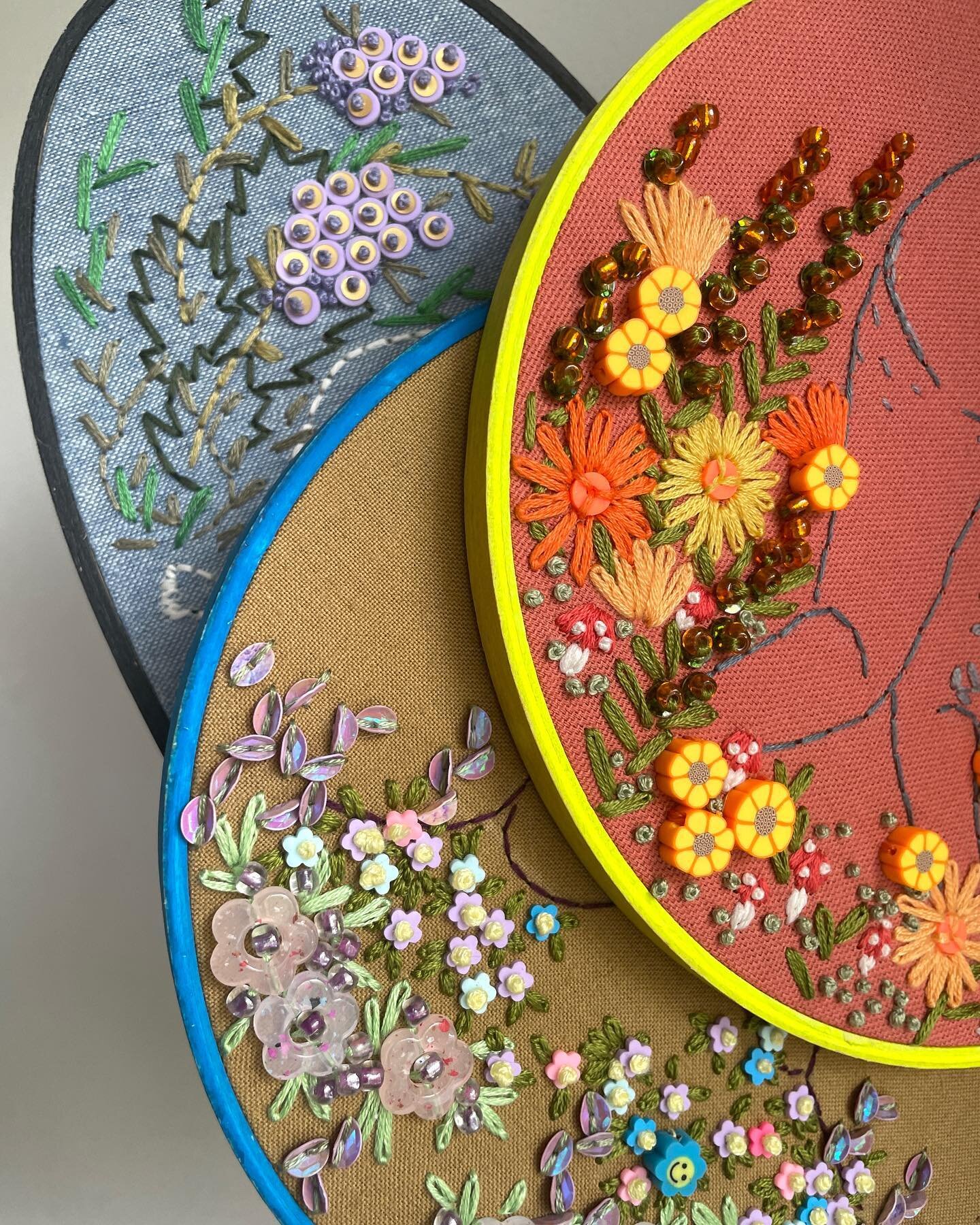 Les derni&egrave;res choses qui se trament dans mon bureau. Et subtilement vous dire qu&rsquo;il y a 3 nouvelles broderies &eacute;rotique dans ma boutique en ligne. 😌😏🌷 Bon printemps les chatons.