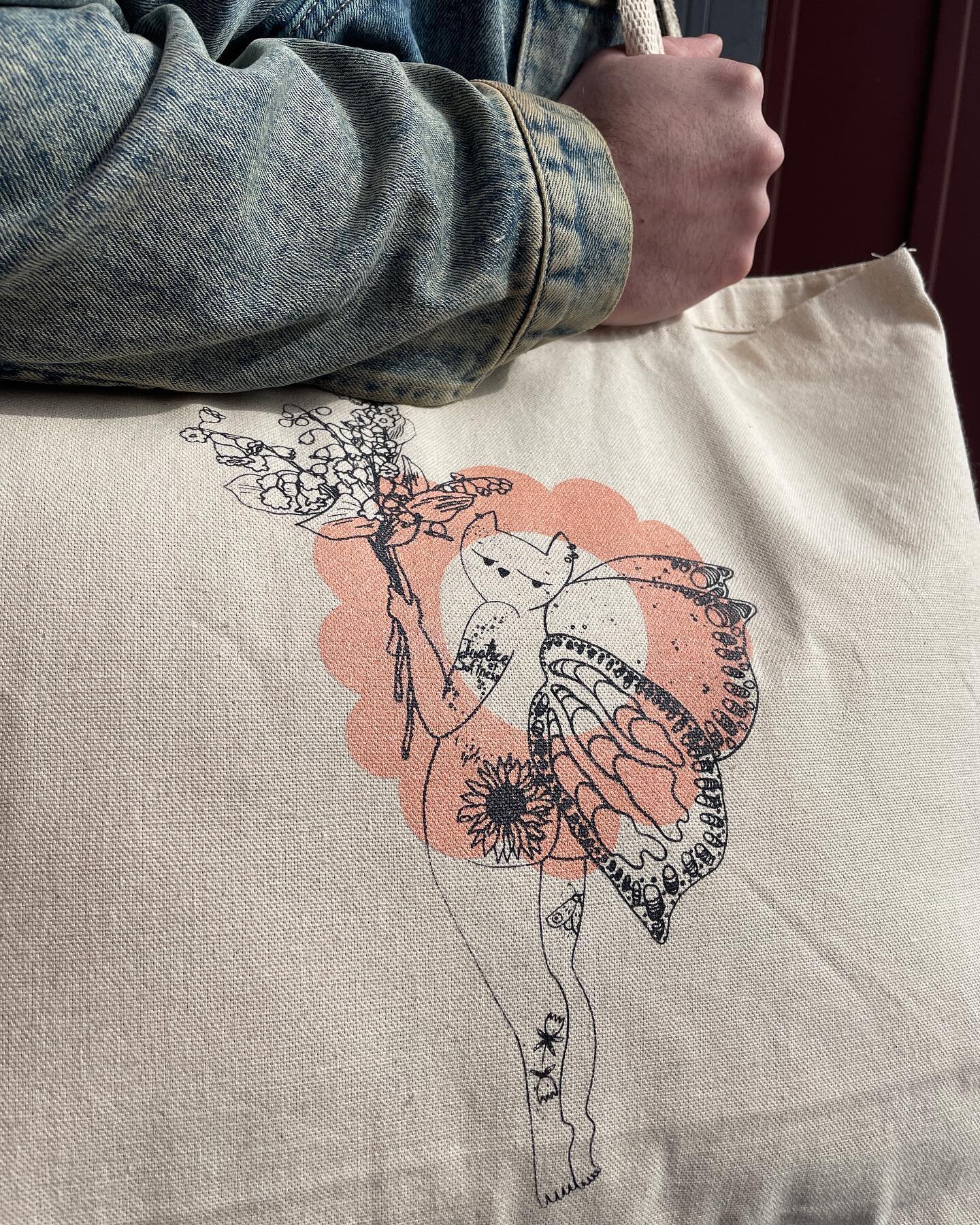 Cutest tote in town. 😎 Design et s&eacute;rigraphie par moi, disponible dans ma boutique en ligne. #mtlartist #mtlart #totebag #queerfairy #fairy #punkfairy #printscreen