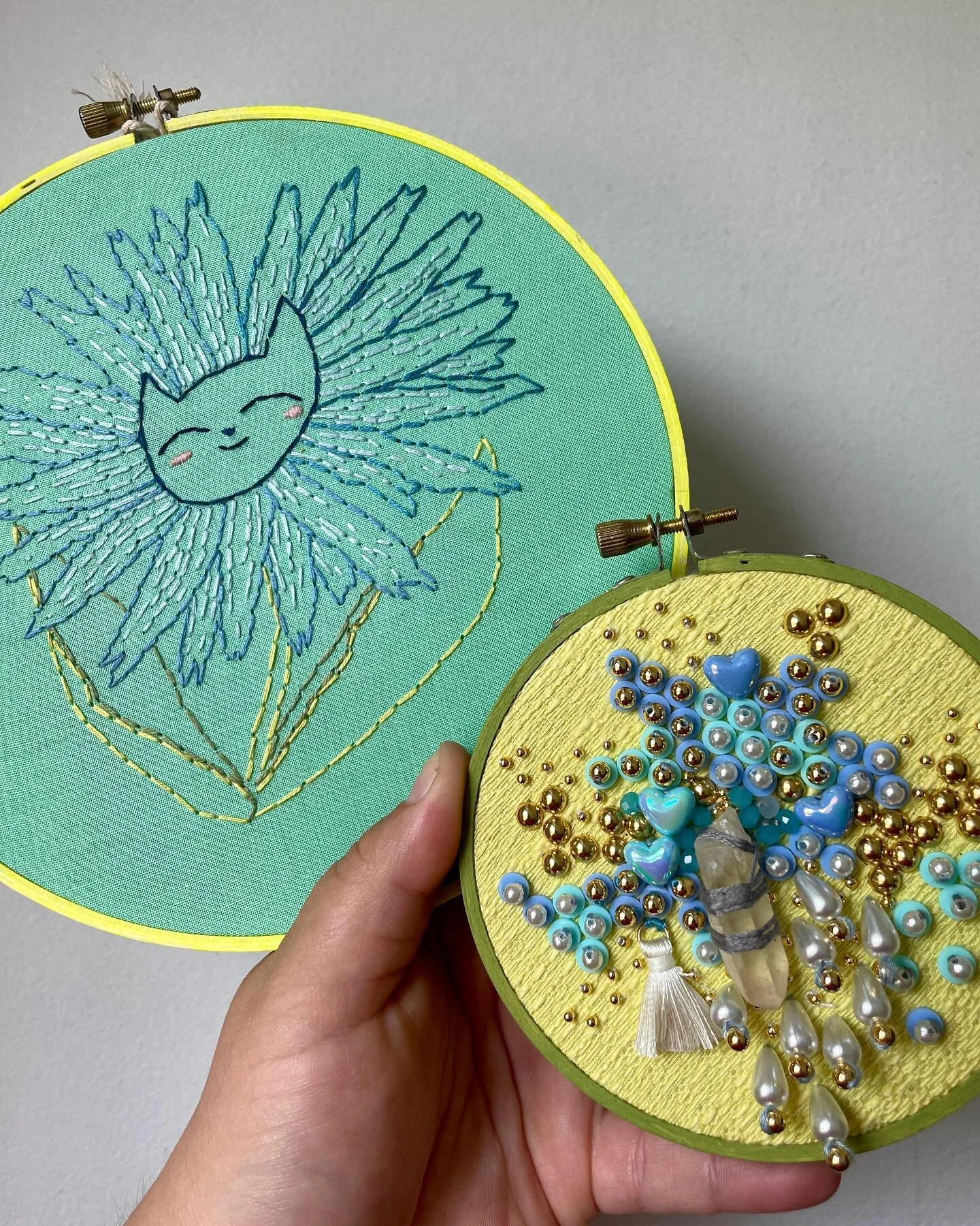 Nouvelles broderies bient&ocirc;t disponibles en ligne ou aujourd&rsquo;hui en vrai au march&eacute; @analogshopvintage !!! De 12 &agrave; 18h au 4123 St-Denis ! 🌻🌷