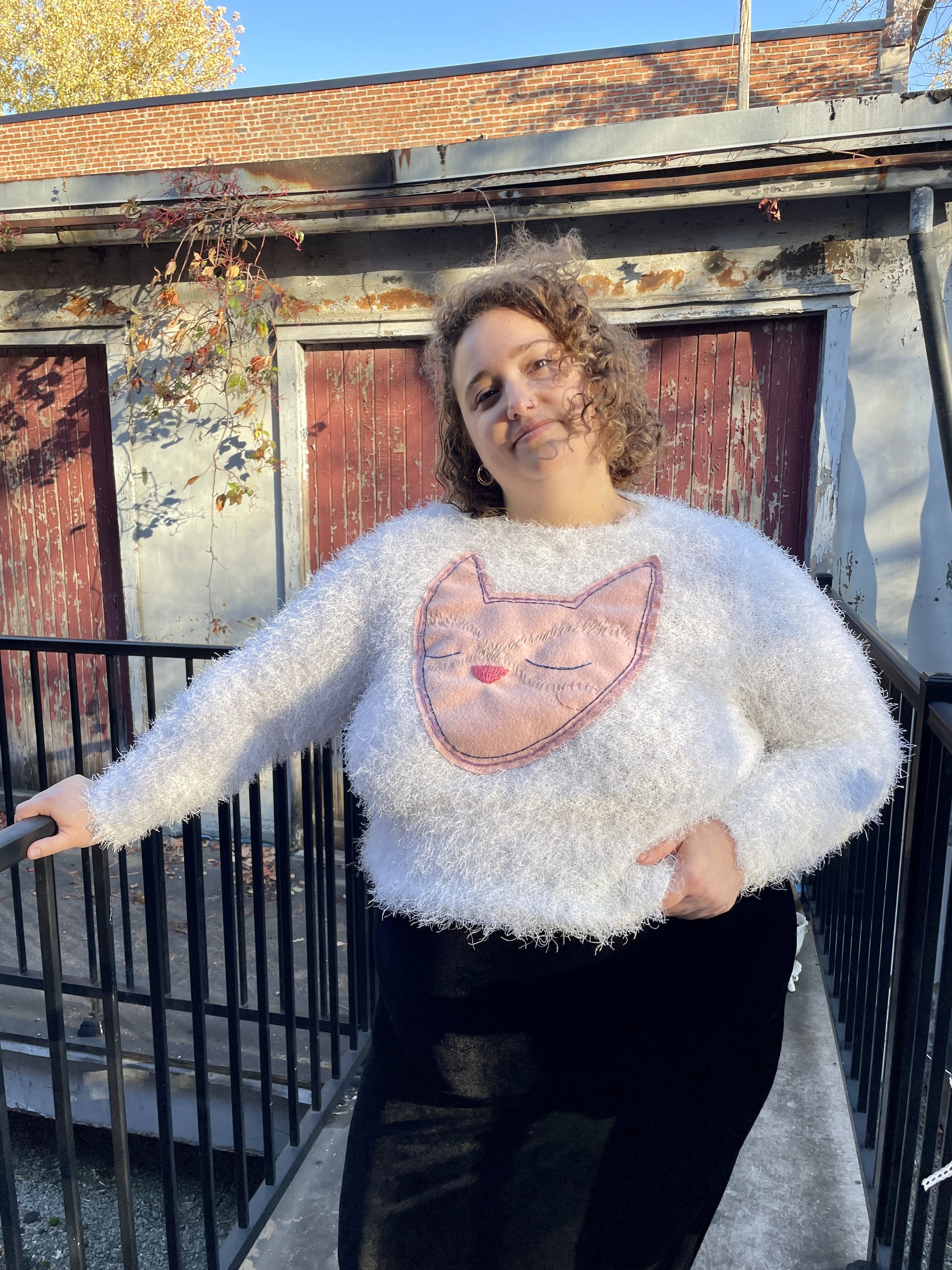 Fuzzy pull avec broderie