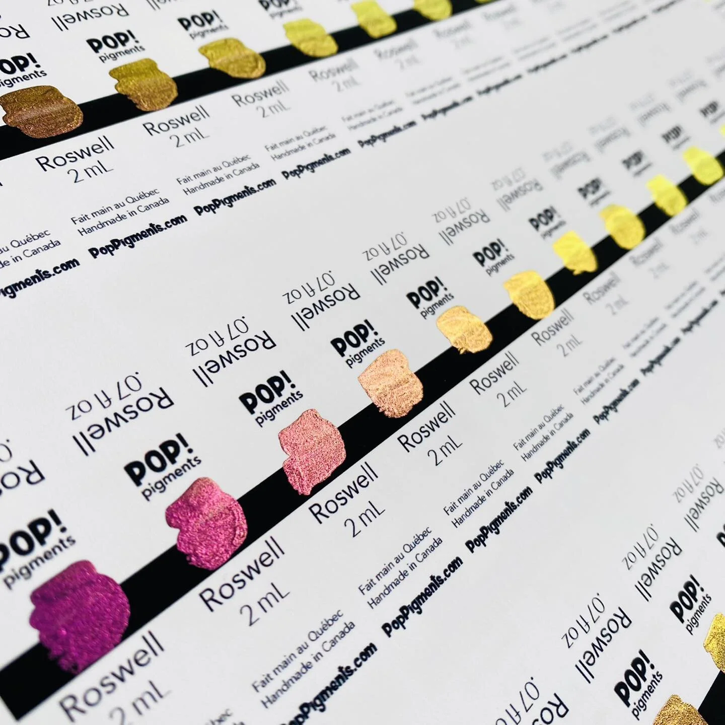 50 shades of Roswell 😍💕
Toujours autant mystifi&eacute;e par ma collection d'aquarelle colorshift! 

Si tu sais pas c'est quoi une aquarelle colorshift, tu peux appeler &ccedil;a une aquarelle magique 😂

D&eacute;pendant de l'angle auquel ton papi