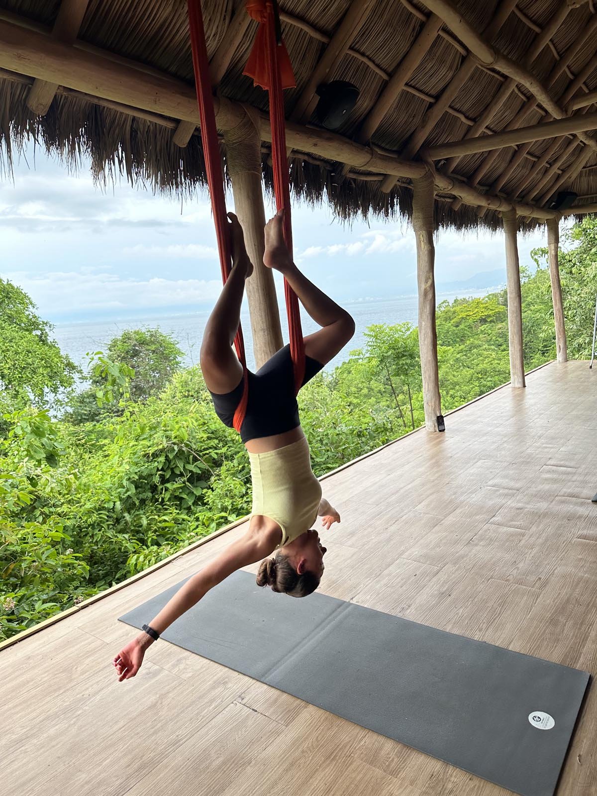 Cuenta con 6 salones de yoga