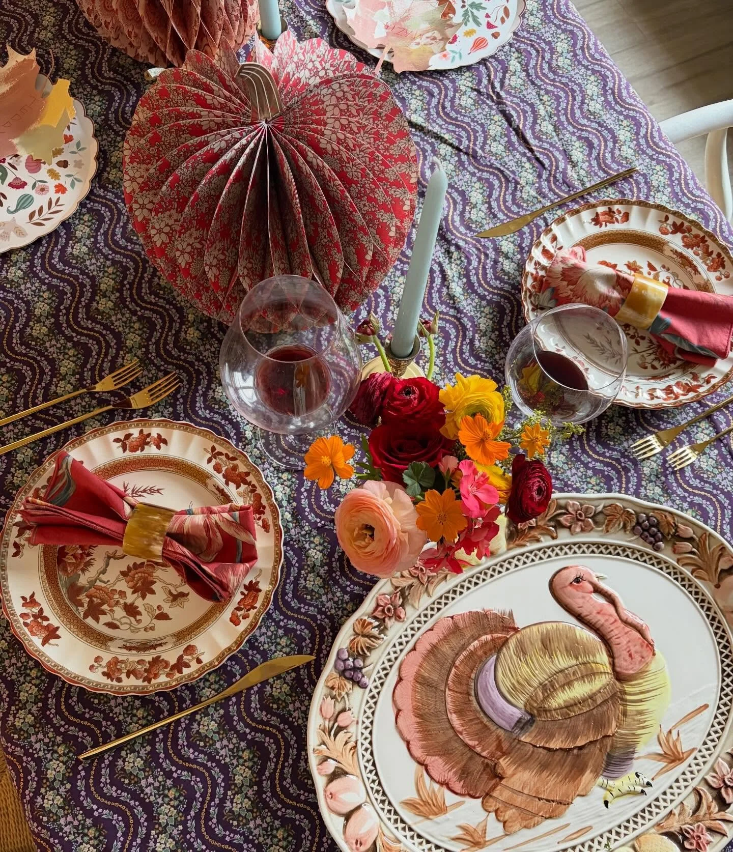 A very unrealistic representation of our thanksgiving table 😂 But it made me happy while it lasted 🥰 (before the babies woke up from their nap).