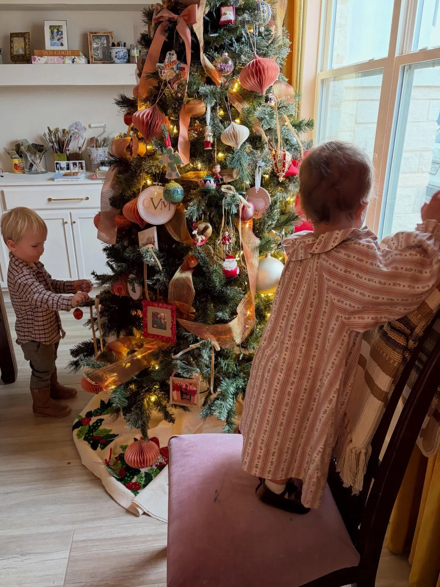 Tucking in for Christmas 🫶🏻💫 this has been a very sweet, emotional and WILD last few weeks. Babies rockin around the Christmas tree, unexpected spring blooms bursting in the garden, quiet prayers, shifting expectations, zero art making (v importan