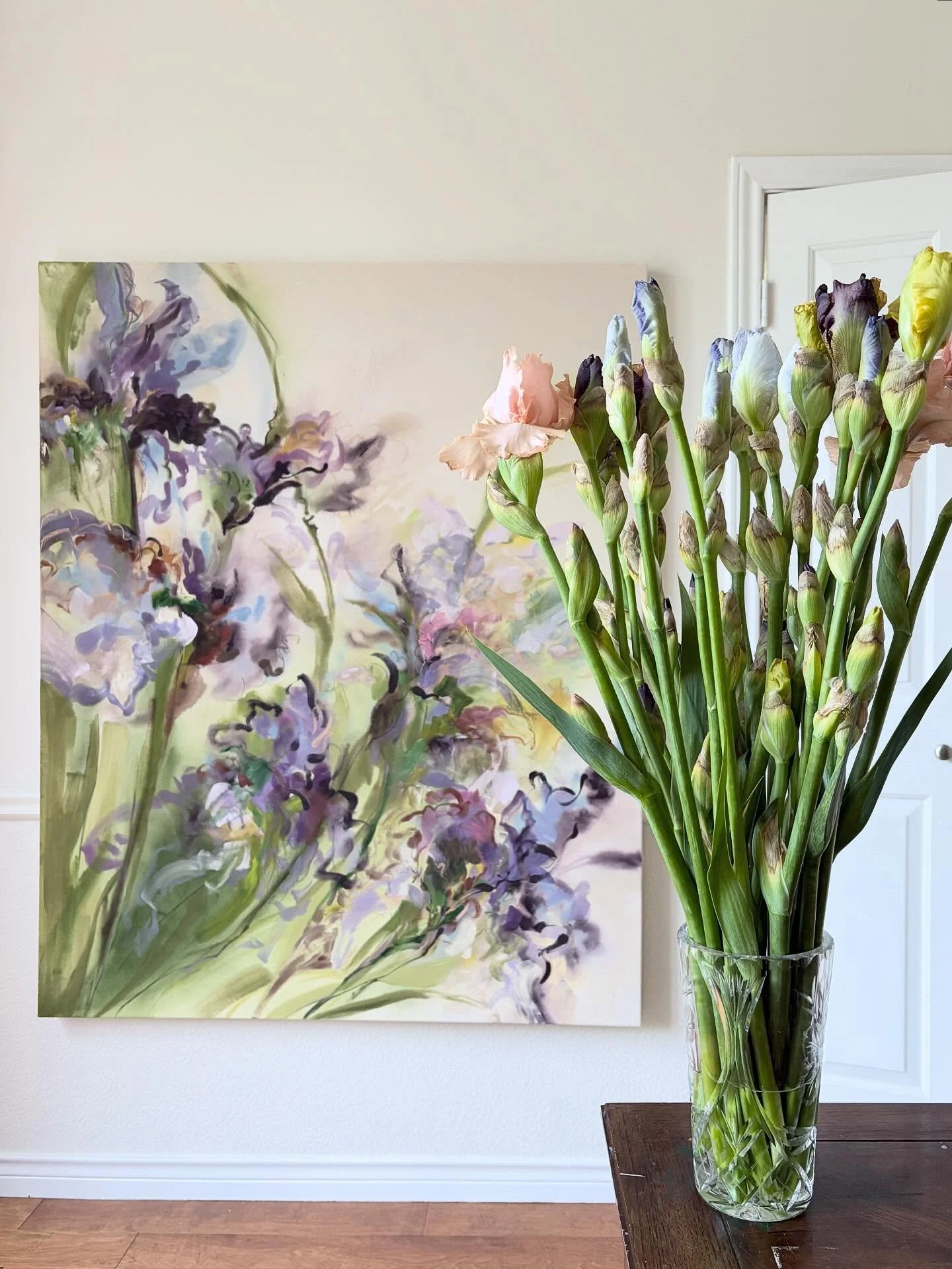 fresh cut iris arrived today, just in time to share this new collection with you 💫 so excited to watch them bloom over these next few days 

"Color Studies" available in advance to my subscribers tomorrow evening 🫶🏻