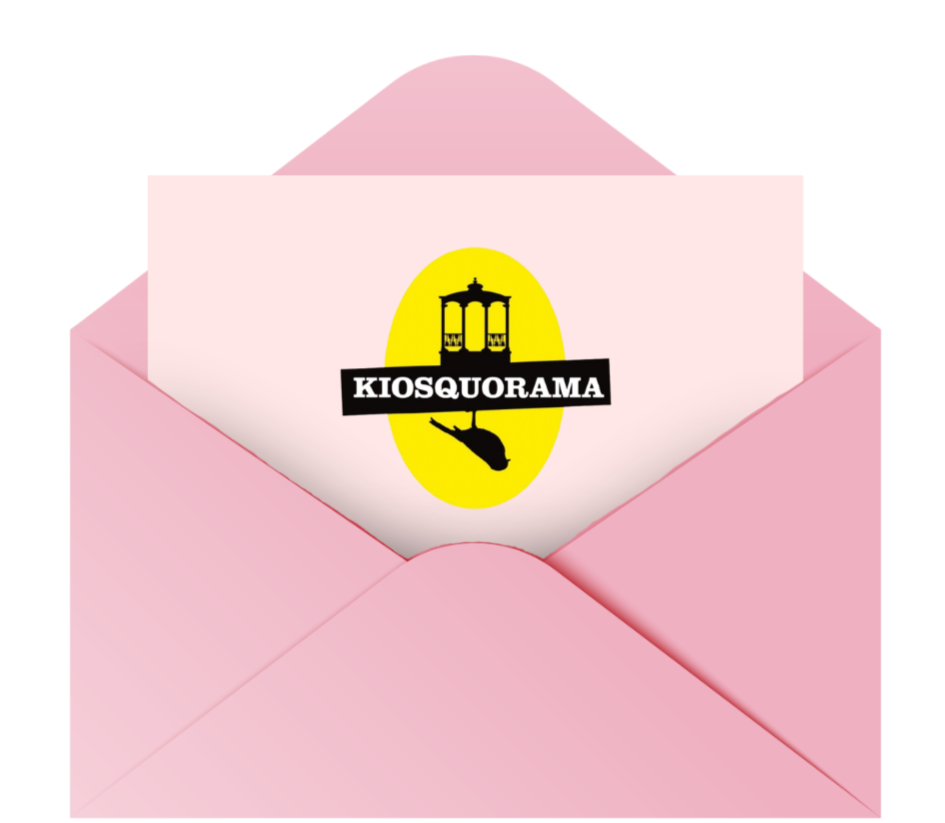 Une enveloppe rose contenant une carte avec un logo noir et jaune, représentant une lanterne et une lampe de poche, avec le texte "KIOSQUORAMA".