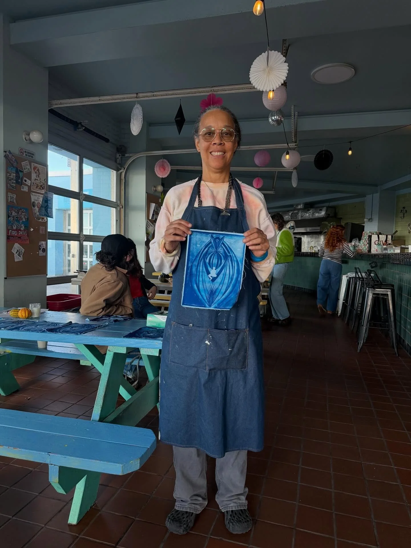 #Rockawaybeach Helping me good good friends @gwensmith_projects Cyanotype workshop today with  @carolin_wood @brothersrockaway 10-1. Pm