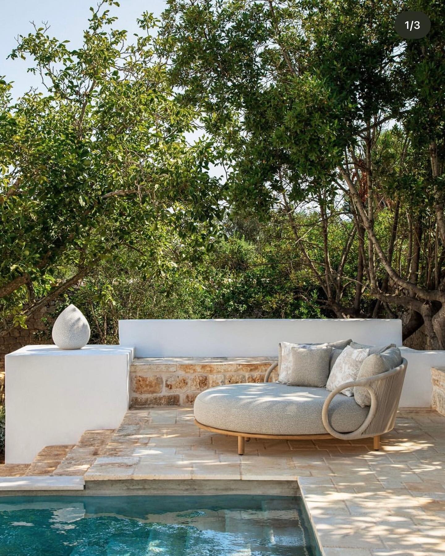 The Karen daybed by @talenti_outdoorliving gives the outdoor environment an intimate and reassuring atmosphere, thanks to the African-inspired design that recalls the appearance of a protective cocoon. The craftsmanship of the back, supported by coun